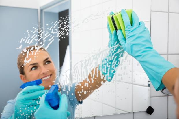 Limpiar los espejos de tu baño