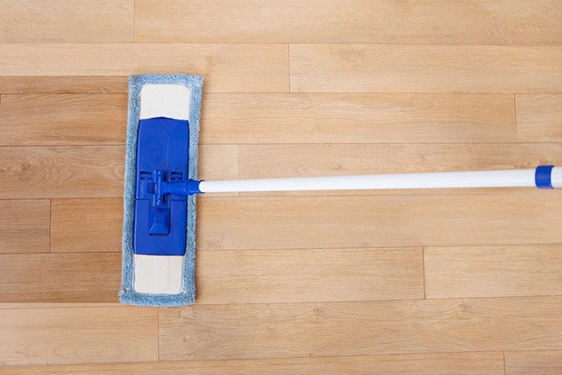 Trapea los pisos de madera con la solución limpiadora.