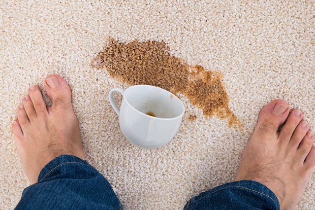 Café derramado sobre la alfombra