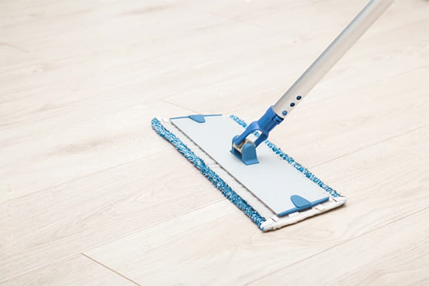 Una fregona plana es mejor para limpiar el suelo laminado.