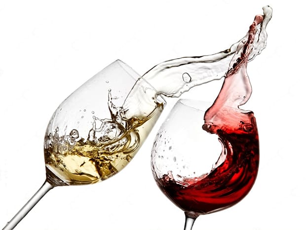 El vino blanco puede equilibrar el pigmento del vino tinto para tratar el derrame en la alfombra.