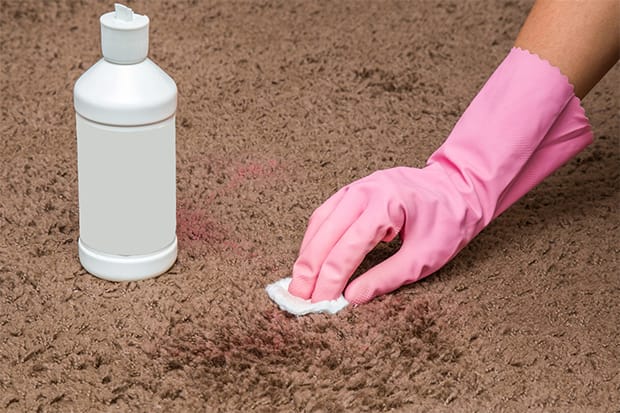 Debes tener paciencia al limpiar las manchas secas de esmalte de uñas en la alfombra. 