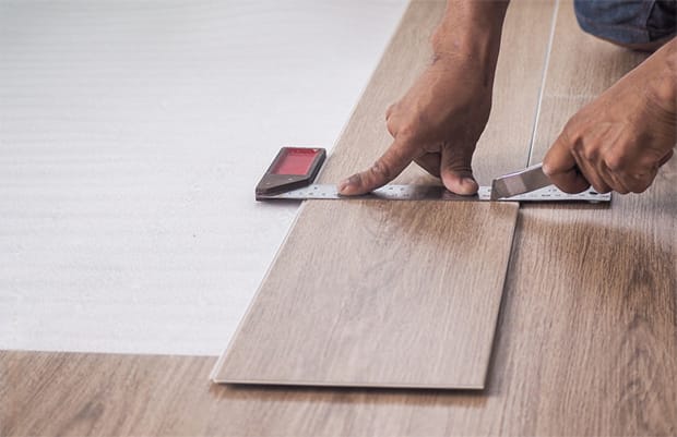 La instalación de bricolaje significa que usted también debe saber cómo cortar tablas de vinilo