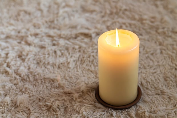 Las velas pueden ser una gran decoración pero también pueden crear manchas en la alfombra.