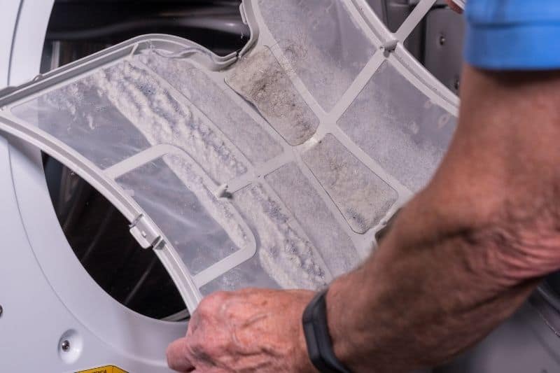 ¿Por qué mi secadora de condensación pierde agua en el suelo?