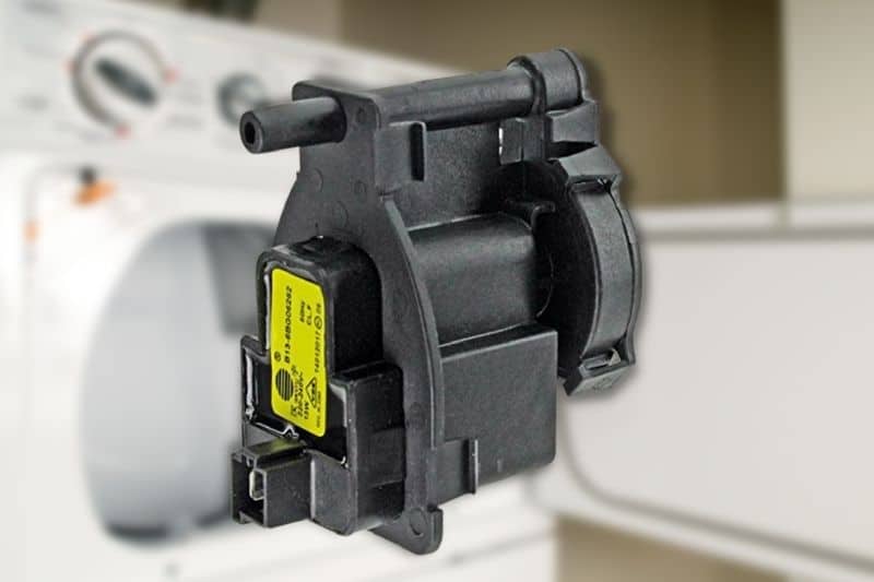 ¿Por qué mi secadora de condensación pierde agua en el suelo?