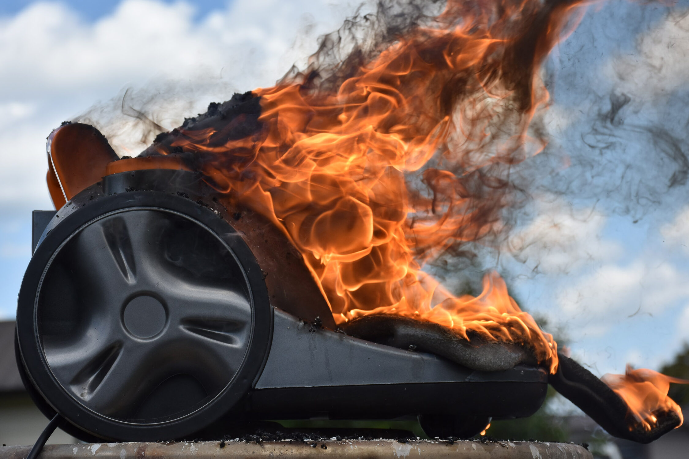 ¿Pueden las aspiradoras incendiarse y explotar? (Impactante) Aspiradora en llamas — Fotografía Springbok